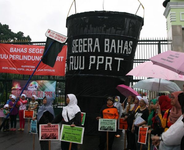 Tak lama lagi para pekerja rumah tangga di Indonesia boleh tersenyum. Hak-hak mereka sebagai pekerja akan dilindungi. Tak ada lagi eksploitasi pekerja rumah tangga yang harus bekerja terkadang lebih dari 10-15 jam sehari dan tak mengenal hari libur atau cuti. Pemerintah berkomitmen dan berupaya keras untuk memberikan perlindungan terhadap pekerja rumah tangga, dengan mempercepat penetapan Undang-Undang Perlindungan Pekerja Rumah Tangga (PPRT). “Untuk mempercepat penetapan UU PPRT, saya perintahkan Menteri Hukum dan Hak Asasi Manusia dan Menteri Ketenagakerjaan untuk segera melakukan koordinasi dan konsultasi dengan DPR dan dengan semua stakeholder,” ujar Presiden dalam keterangan pers di Istana Merdeka, Jakarta, pada Rabu, 18 Januari 2023 lalu. Menurut Presiden, hingga saat ini hukum ketenagakerjaan yang ada di Indonesia tidak secara khusus dan tegas mengatur tentang pekerja rumah tangga. Sudah lebih dari 19 tahun RUU PPRT belum disahkan alias mangkrak. RUU PPRT, kata Presiden lagi, kini sudah masuk daftar RUU prioritas di 2023 dan akan menjadi inisiatif DPR. Presiden berharap regulasi tersebut dapat memberikan perlindungan yang lebih baik kepada PRT yang jumlahnya diperkirakan mencapai 4 juta jiwa di Indonesia – ada data lain yang memperkirakan jumlah PRT mencapai 6 juta. “UU PPRT ini nantinya bisa segera ditetapkan dan memberikan perlindungan lebih baik bagi pekerja rumah tangga dan kepada pemberi kerja, serta kepada penyalur tenaga kerja,” ujar Presiden. Dari jumlah tenaga kerja di sektor pembantu rumah tangga di Indonesia, sekitar 84 persen di antaranya perempuan dan sekitar 20 persen pemabntu rumah tannga yang berumur di bawah 18 tahun. RUU PPRT nantinya memang akan melindungi kepentingan relasi/hubungan kerja antara pemberi kerja dan pekerja rumah tangga (majikan). Tidak hanya mengatur terkait perlindungan dan jaminan kepada PRT tetapi juga kepada Pemberi Kerja (majikan). Secara umum RUU itu akan mencakup berbagai hal seperti hak-hak pembantu rumah tangga, pengaturan gaji, perlindungan terhadap diskriminasi, serta pengaturan masa kerja yang adil. Salah satu hak yang diatur dalam RUU ini adalah hak pembantu rumah tangga untuk mendapatkan gaji yang sesuai dengan standar yang ditetapkan pemerintah, hak untuk mendapatkan cuti, hak untuk mendapatkan perlindungan kesehatan, serta hak untuk mendapatkan perlindungan dari kekerasan. Memang kerap terdengar banyak berita miris mengenai nasib pembantu yang mengalami diskriminasi dan kekerasan – bahkan termasuk kekerasan seksual. Bentuk diskriminasi dan kekerasan yang sering terjadi antara lain seperti penganiayaan, dan pembatasan gerak. Ada juga dalam bentuk intimidasi, penghinaan serta diskriminasi terhadfap gaji dan kondisi kerja yang tidak layak. Ada laporan pembantu rumah tangga yang dikurung di rumah majikannya selama berbulan-bulan tanpa diberikan hak untuk pulang ke keluarganya. Ada juga pembantu rumah tangga yang dibayar gaji yang sangat rendah atau tidak dibayar sama sekali. Namun, mereka kebanyakan tidak melaporkan peristiwa itu kepada aparat hukum, karena mereka berpendidikan rendah dan tidak memahami seluk beluk hukum. Hasil survei yang dilakukan Jaringan Nasional Advokasi Pekerja Rumah Tangga (JALA PRT) sampai akhir tahun 2021 lalu ada lebih dari 400-an pekerja pembantu rumah tangga mengalami beragam tindak kekerasan. “Mereka mengalami berbagai aspek kekerasan seperti psiks, fisik, ekonomi, pelecehan seksual, dan perdagangan manusia,” ujar Lita Anggraini, Koordinator JALA PRT, dalam sebuah diskusi online yang dikutip dari VOA 16 Jamuari 2023) Terkait masalah gaji atau upah bagi pembantu rumah tangga di Indonesia memang sangat mengenaskan – upah mereka masih di bawah UMR. Jangan lagi dibandingkan dengan upah pembantu rumah tangga yang bekerja di negara lain. Saat ini belum ada standar gaji resmi untuk pembantu rumah tangga di Indonesia. Namun, umumnya pembantu rumah tangga dibayar antara kisaran Rp2 juta hingga Rp3 juta per bulan tergantung pada tingkat kualifikasi dan lokasi. Dan ada juga yang menerima upah ala kadarnya sekitar Rp1 juta dengan masa kerja yang tak tentu, artinya harus siaga 24 jam. Ingat dengan upah sebesar itu, mereka tak menerima hak cuti dan hak-hak lainnya sebagainya sebagaimana hak pekerja di sektor formal. Ada pepatah yang mengatakan hujan emas di negeri orang, hujan batu di negeri sendiri. Itulah nasib pekerja rumah tangga di negeri ini. Kalau bekerja di negeri jiran – dikutip dari berbagai sumber – misalnya di Taiwan, para pembantu rumah tangga (di sana disebut domestic worker) mendapat upah sekitar Rp10 juta. Sementara kalau di Singapura bisa mendapat upah Rp7,2 juta (ini baru gaji pokok, belum tunjangan lainnya). Di Hong Kong bisa mendapat Rp10 juta sampai Rp15 jutaBahkan kalau di Qatar bisa upahnya mencapai kisaran Rp15 juta/bulan. Mereka bekerja diatur dalam standar perjanjian kerja yang mencakup hak dan kewajiban. Namun begitu memang masih ada beberapa kendala dalam pembahasan tentang RUU PPRT yang sudah dimulai sejak 19 tahun silam. Yaitu masih adanya perbedaan pendapat yang cukup tajam – khususnya yang mencakup kepentingan tenaga pembantu rumah tangga dan para majikan. Problematik sosiologis masih mewarnai latar belakang sulitnya membuat aturan main yang jelas antara pekerja rumah tangga dan majikan. Sebagian besar dari mereka adalah masih terikat dalam tali kekerabatan. Sehingga para pekerja rumah tangga seolah menjadi bagian dari anggota keluarga tetapi memiliki beban kerja dan tanggung jawab yang besar untuk membenahi urusan rumah tangga. Namun biang keladinya adalah kemiskinan. Kementerian Pemberdayaan Perempuan dan Perlindungan Anak (KemenPPPA) juga mengambil langkah untuk upaya percepatan pengesahan RUU PPRT. Menteri PPPA Bintang Puspayoga mengungkapkan bahwa UU itu nantinya akan mewujudkan perlindungan yang komprehensif terhadap pekerja rumah tangga sebagai bagian dari upaya menegakkan prinsip hak asasi manusia. Menteri Bintang menegaskan, untuk mengawal pengesahan RUU PPRT, kementerian yang dipimpinnya akan segera membentuk Gugus Tugas Percepatan Pembahasan RUU PPRT yang salah satu tugasnya adalah memetakan langkah dan strategi yang harus dilakukan untuk mewujudkan keadilan bagi pekerja rumah tangga di negeri ini.